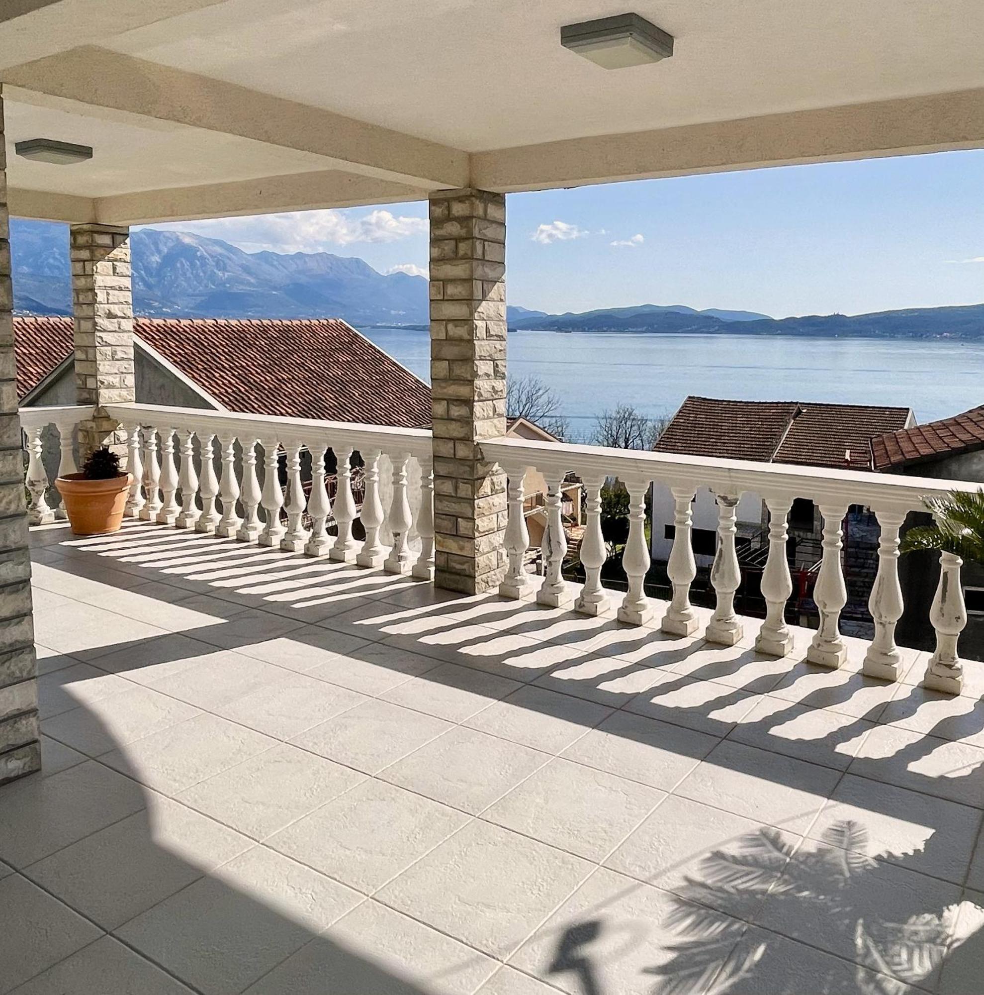 比耶拉Family House With Pool & Sea View公寓式酒店 外观 照片