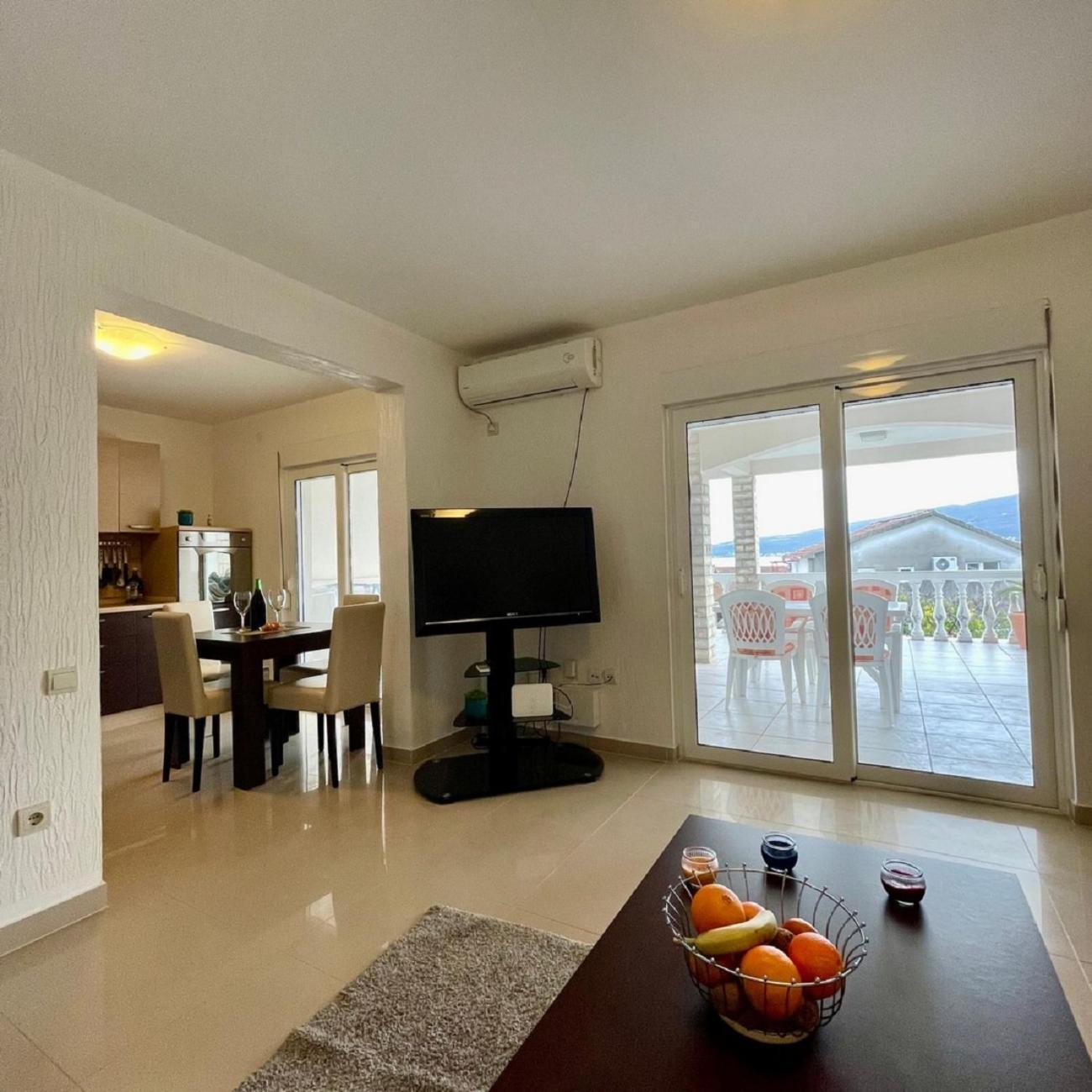 比耶拉Family House With Pool & Sea View公寓式酒店 外观 照片